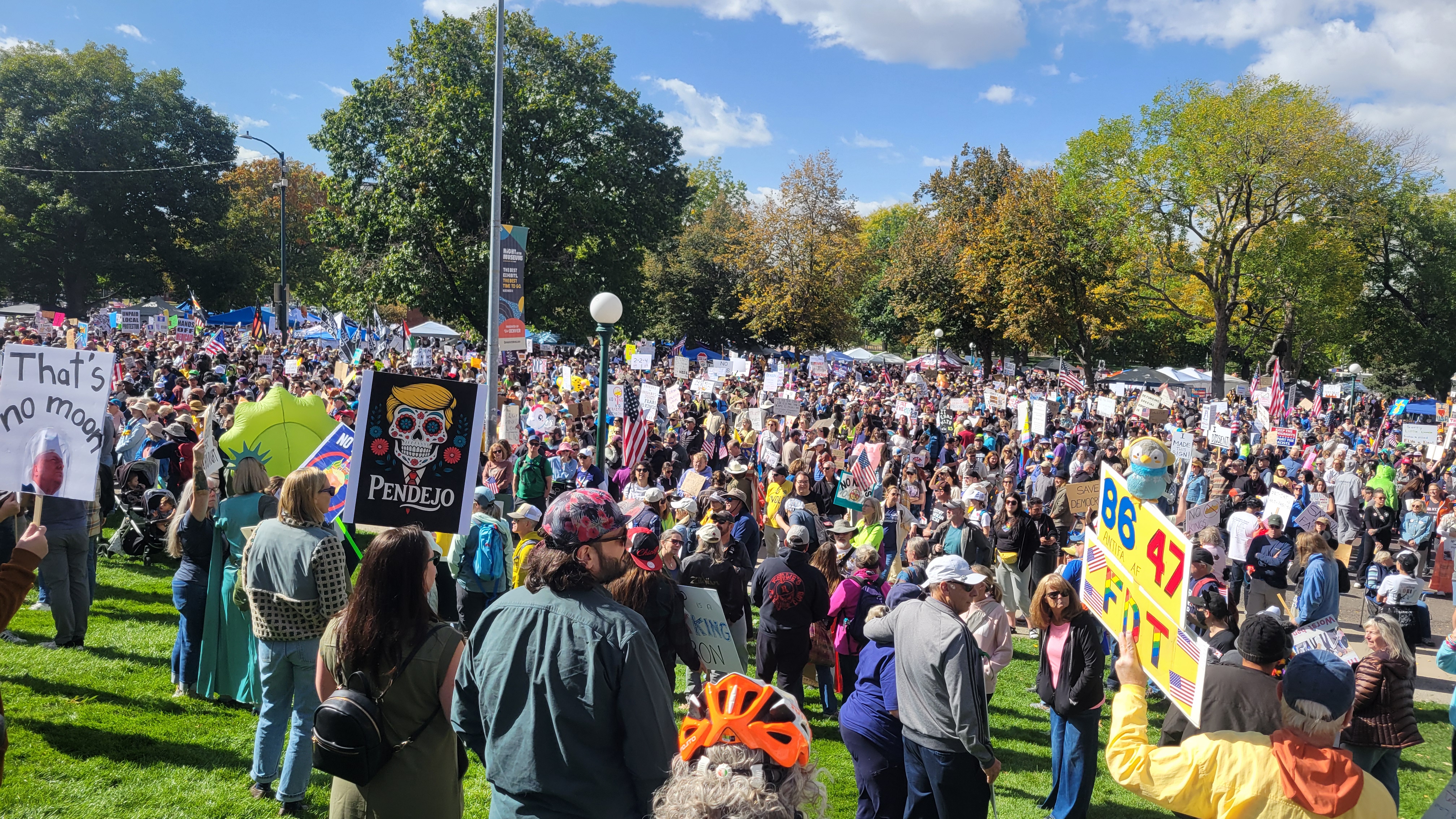 10-18-2025 crowd-pendejo.jpg